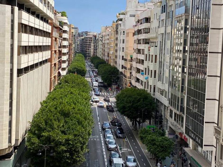 Habitual atasco en la calle Colón de Valencia tras las obras de Joan Ribó.