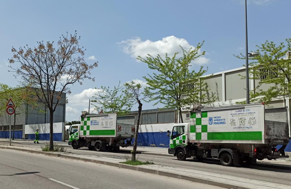 Dos camiones de basura se dirigen a un cantón de limpieza