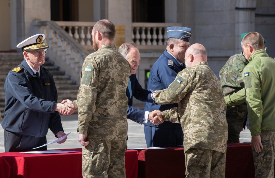 Los soldados ucranianos reciben en España un certificado que les garantiza que están bien preparados