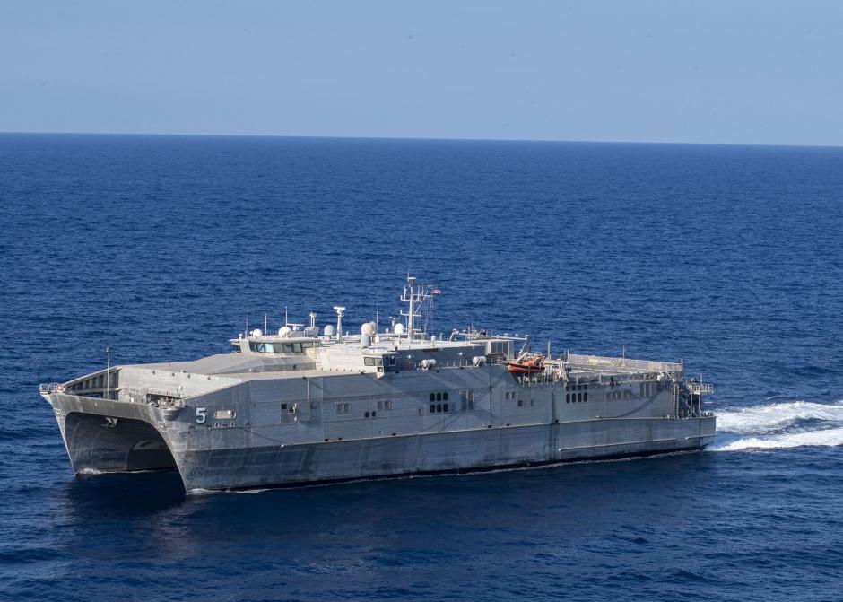 El USNS Trent navega en el Mediterráneo