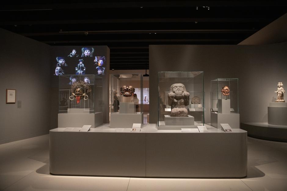Diferentes máscaras y representaciones de la feminidad entendida desde el punto de vista de la magia y la maldad, en CaixaForum Madrid