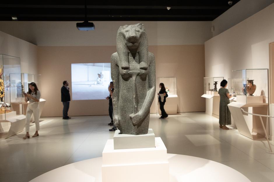 gran estatua de la diosa leona Sekhmet, relacionada con la guerra, la aniquilación y la enfermedad