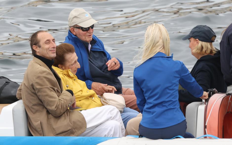 El Rey Juan Carlos I navega con su familia en Sangenjo
