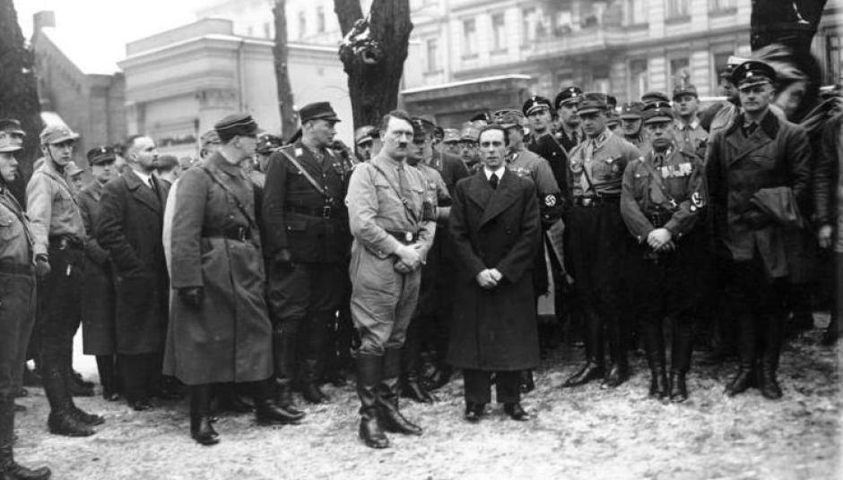Goebbels, a la derecha de Hitler, en Berlín en 1933