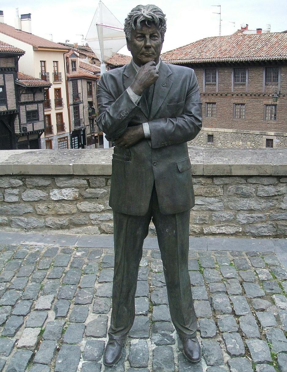 Estatua de Ken Follet en Vitoria, Álava