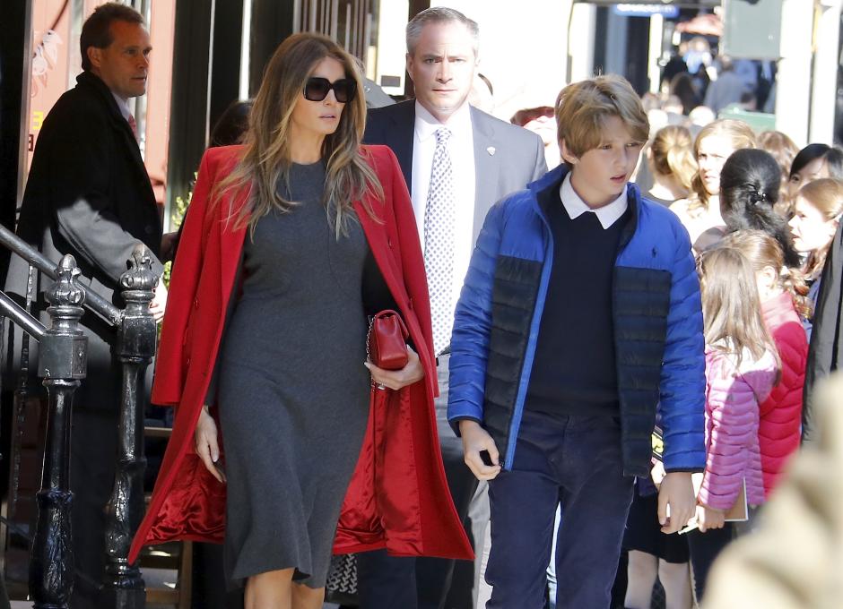 Melania Trump con su hijo Barron Trump en Nueva York el 17 de noviembre de 2016.