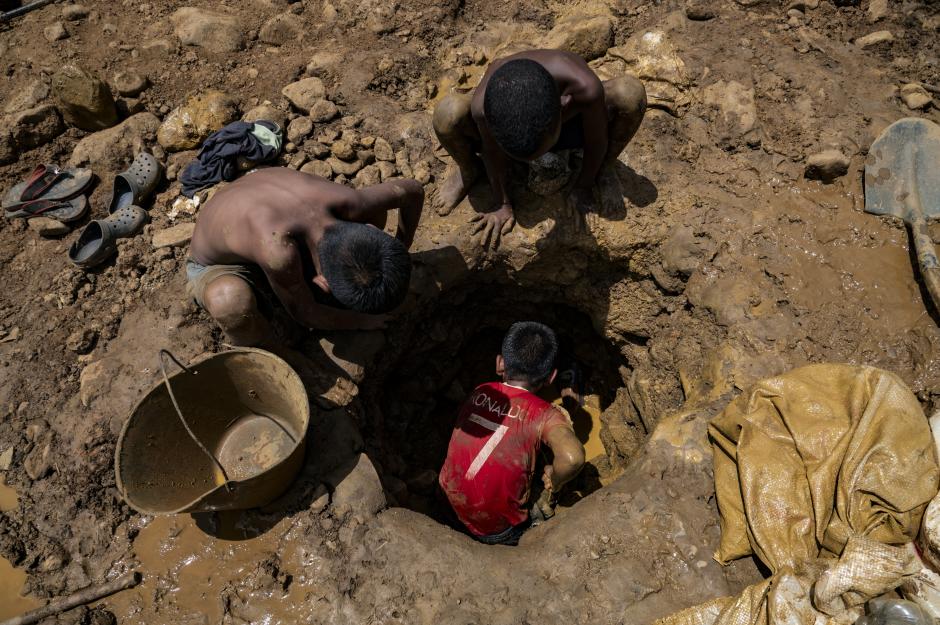Niños mineros venezolanos trabajan excavando en una mina en busca de oro para luego venderlo en El Callao, Estado Bolívar, Venezuela