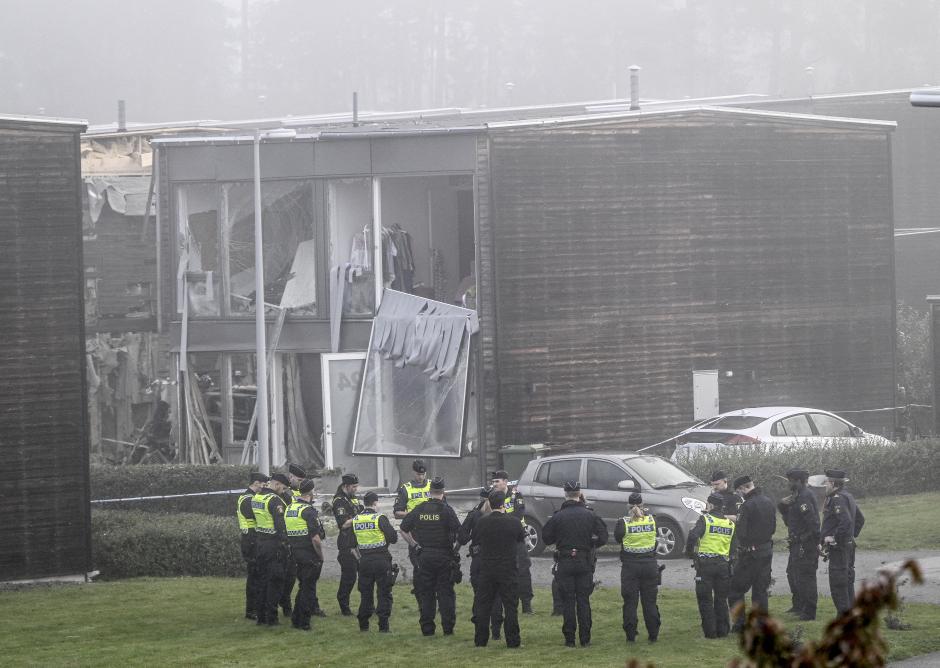 Un grupo de policías tras la explosión en Uppsala, Suecia