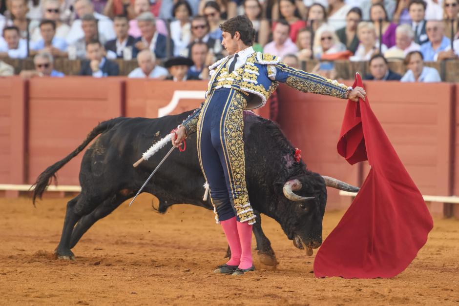 El Diestro francés Sebastián Castella durante la faena a su primer toro en la última de las corridas de la Feria de San Miguel de Sevilla