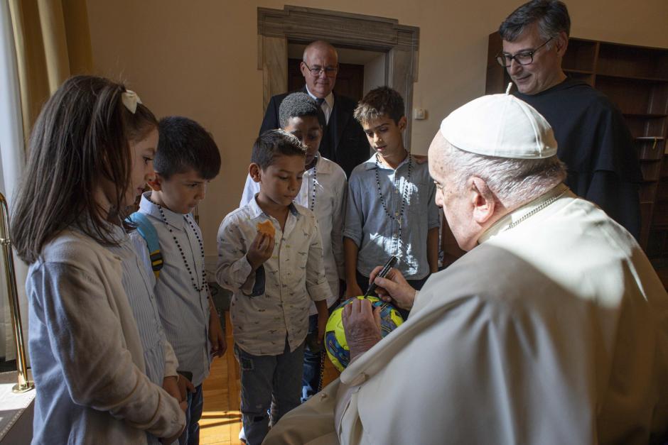 El Papa, con los cinco niños que le acompañaron tras el rezo del Ángelus