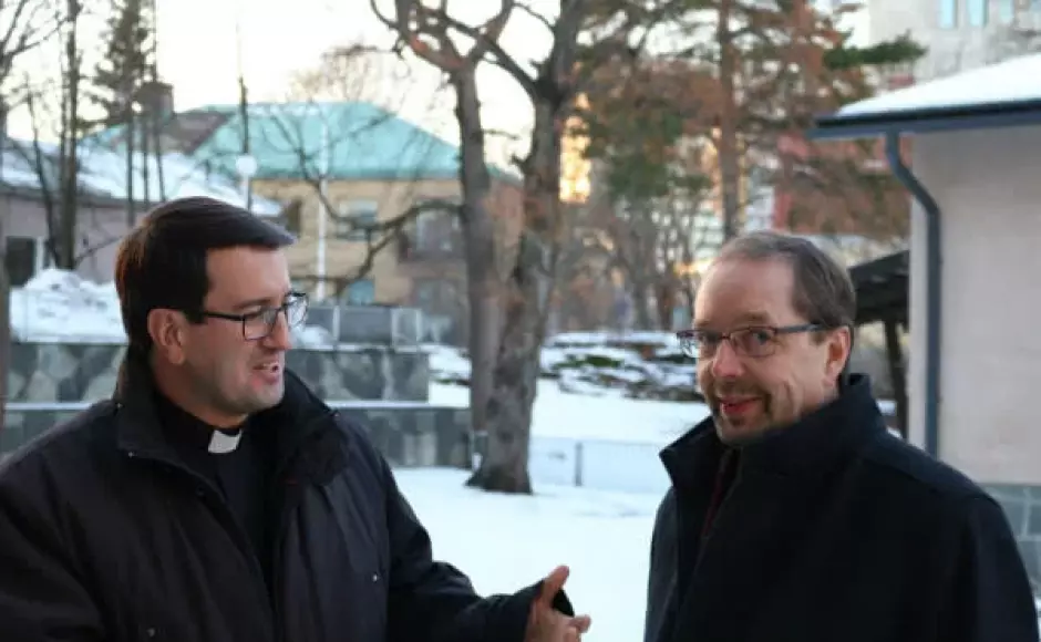 Raimo Goyarrola (I), junto al reverendo Juhani Holma, pastor luterano