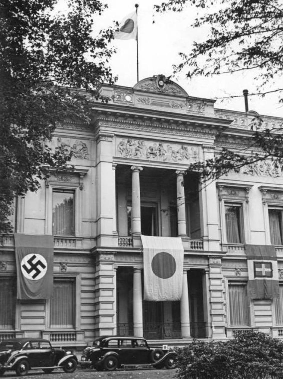 La embajada japonesa en Berlín vestida con las banderas de los tres firmantes del Pacto Tripartito en septiembre de 1940