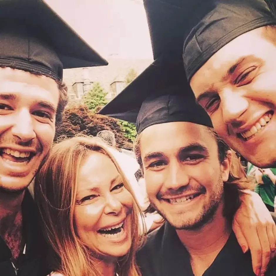 Ana Obregón, junto a su hijo y los amigos de éste en su graduación  universitaria