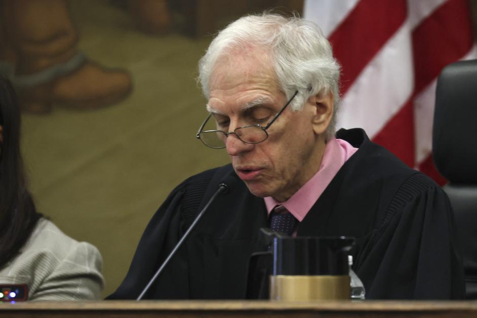 El juez Arthur Engoron preside el juicio por fraude contra Donald Trump