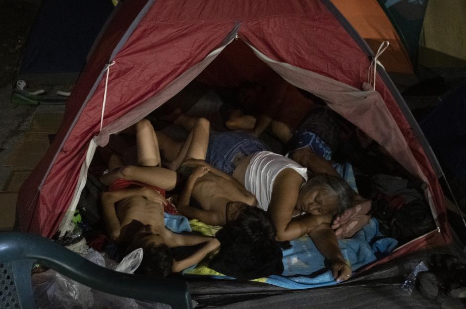 Una familia duerme en un refugio improvisado en la frontera entre Costa Rica y Panamá