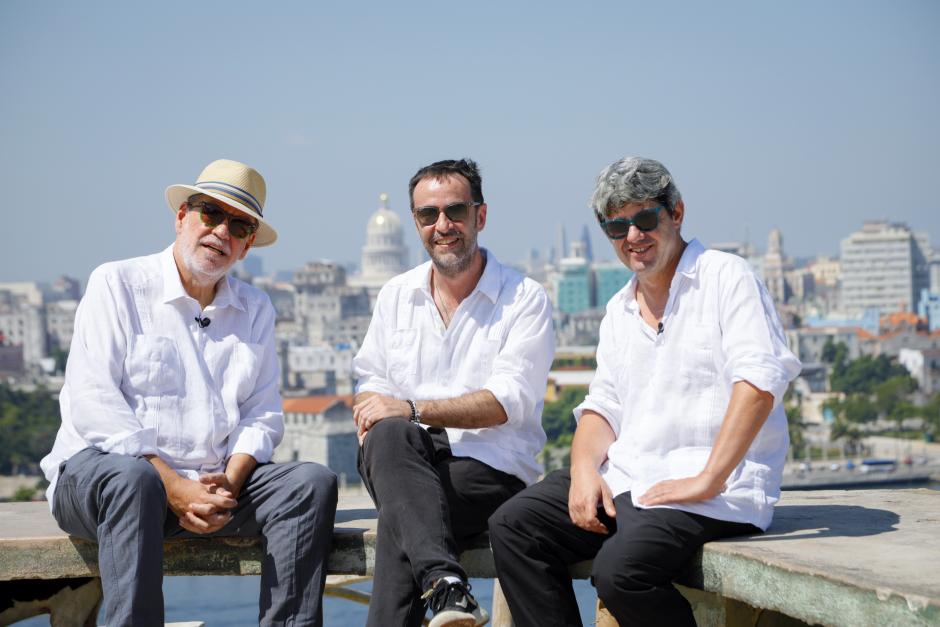 Los escritores Jorge Díaz, Agustín Martínez y Antonio Mercero, que escriben bajo el pseudónimo de Carmen Mola, posan en el Mirador del Cristo de La Habana (Cuba)