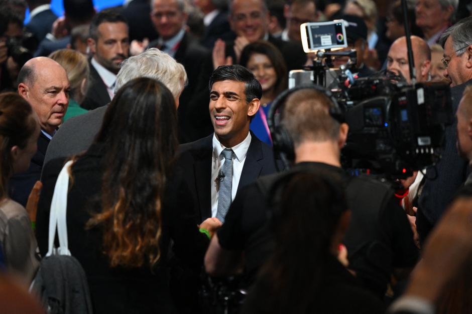 Rishi Sunak saluda durante el congreso anual conservador en Manchester