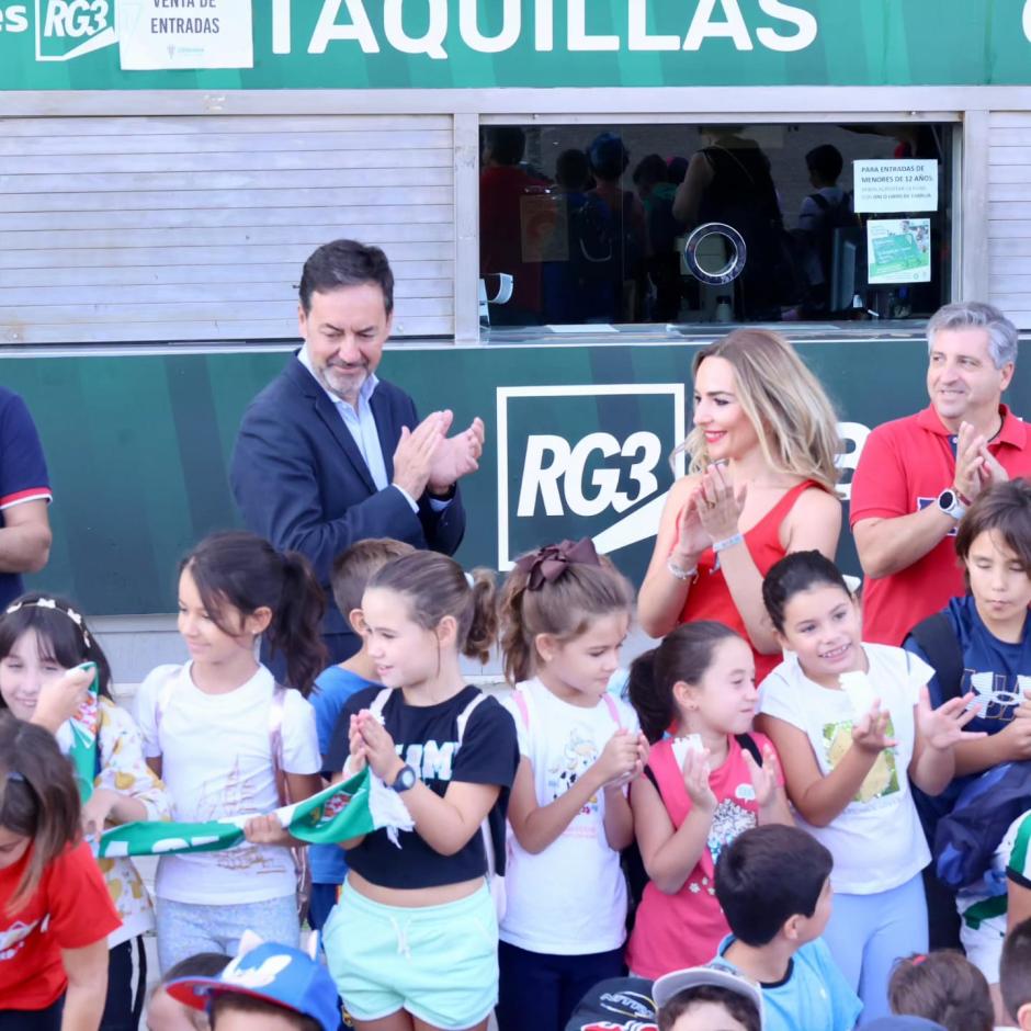 Antonio Fernández Monterrubio y Narci Ruiz con los escolares de Aula Blanquiverde