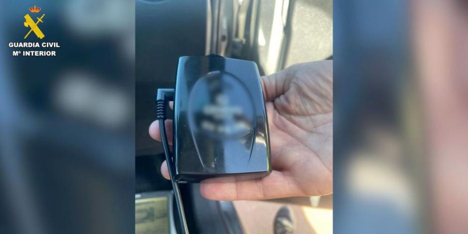 El detector de radar descubierto en un coche por la Guardia Civil