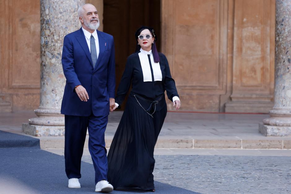 El primer ministro albanés Edi Rama y su mujer Linda llegan al palacio de Carlos V, para visitar la Alhambra. El mandatario llamó la atención por sus zapatillas blancas.