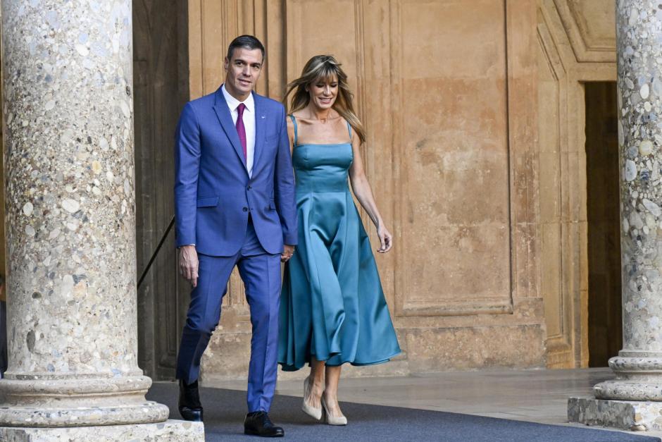 El presidente del Gobierno en funciones, Pedro Sánchez, acompañado de su mujer Begoña Gómez