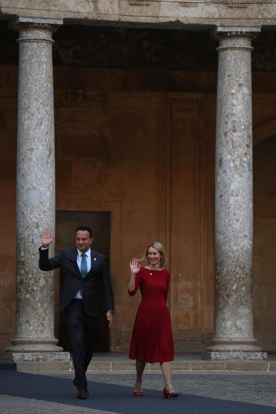 El primer ministro de Irlanda, Leo Varadkar (L), y la primera ministro de Estonia, Kaja Kallas, a su llegada a la recepción y posterior cena que se celebró en La Alhambra