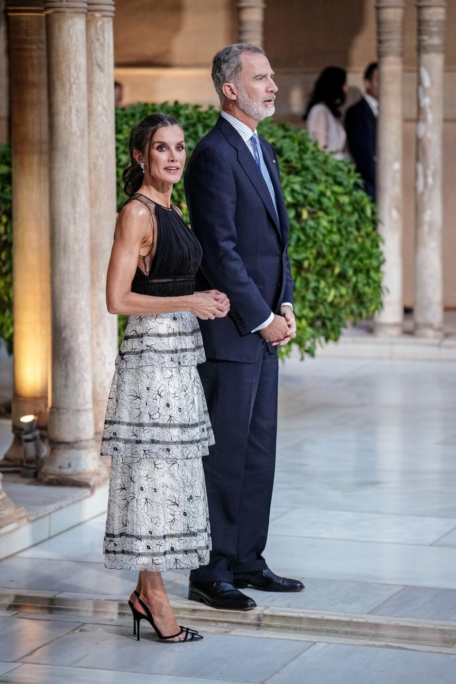 05 October 2023, Spain, Granada: The King of Spain Felipe VI and his wife Queen Letizia await the Heads of State and Government at the Alhambra during the European Political Community Summit. Photo: Kay Nietfeld/dpa