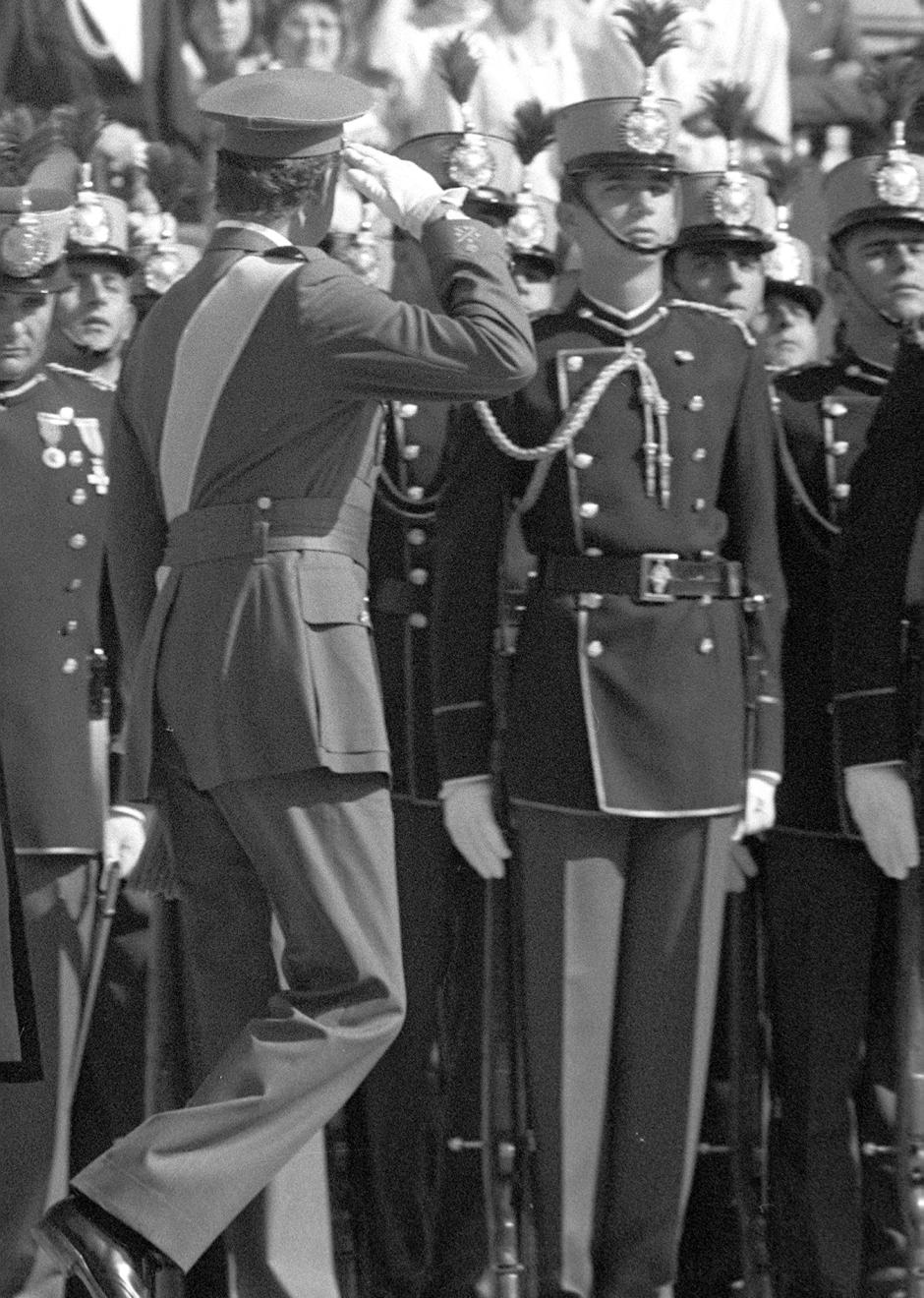 El Rey Juan Carlos pasa revista frente a su hijo, el entonces Príncipe de Asturias, durante la Jura de Bandera del Heredero