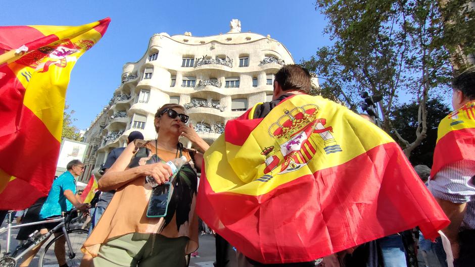 Muchas banderas españolas en el Paseo de Gracia de Barcelona