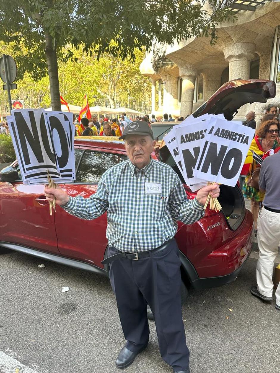 Un hombre portando carteles con uno de los lemas de la manifestación