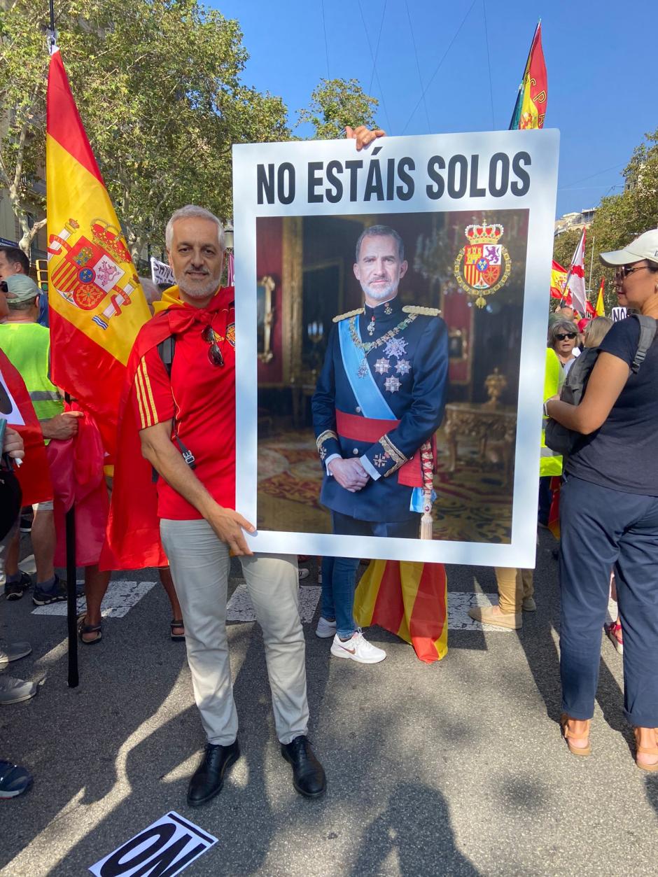 Alejandro porta una enorme foto del Rey Felipe VI