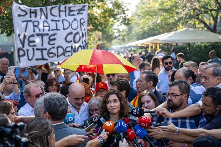 La presidenta de la Comunidad de Madrid, Isabel Díaz Ayuso, ha acudido a la manifestación de Barcelona