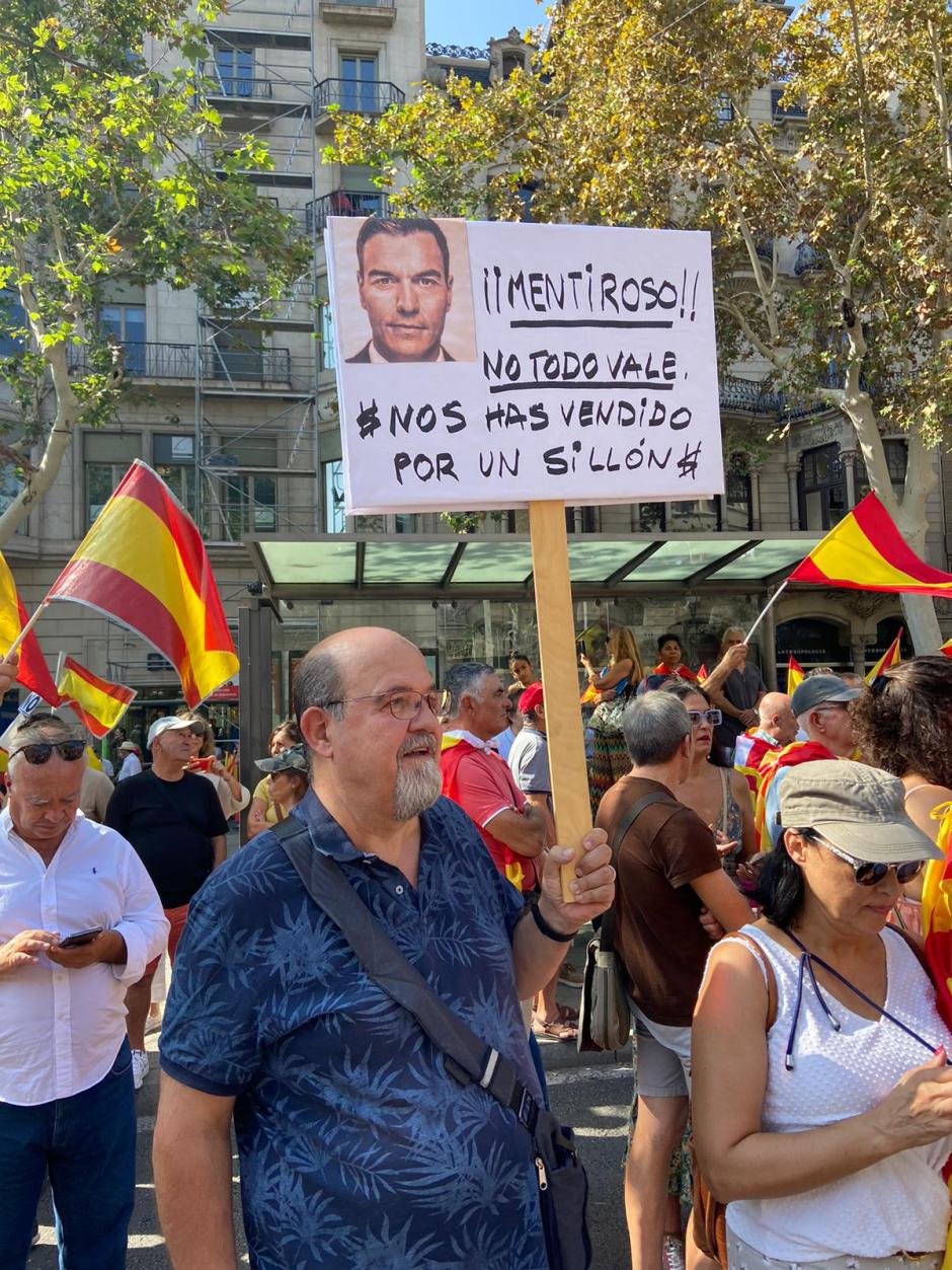 Otros ciudadanos han portado carteles con la imagen del presidente en funciones y frases que le acompañan como: '¡Sánchez, mentiroso!'.