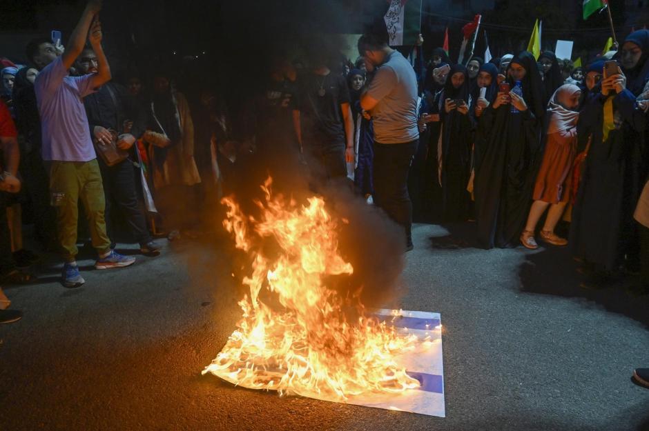 Seguidores de Hizbulá queman banderas de Israel