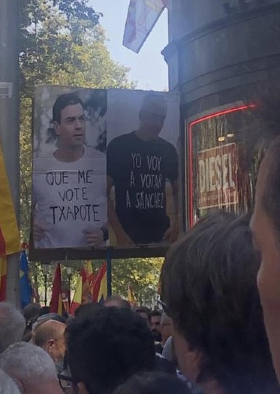 Cartel sobre Pedro Sánchez y Txapote mostrado en la manifestación de Barcelona.