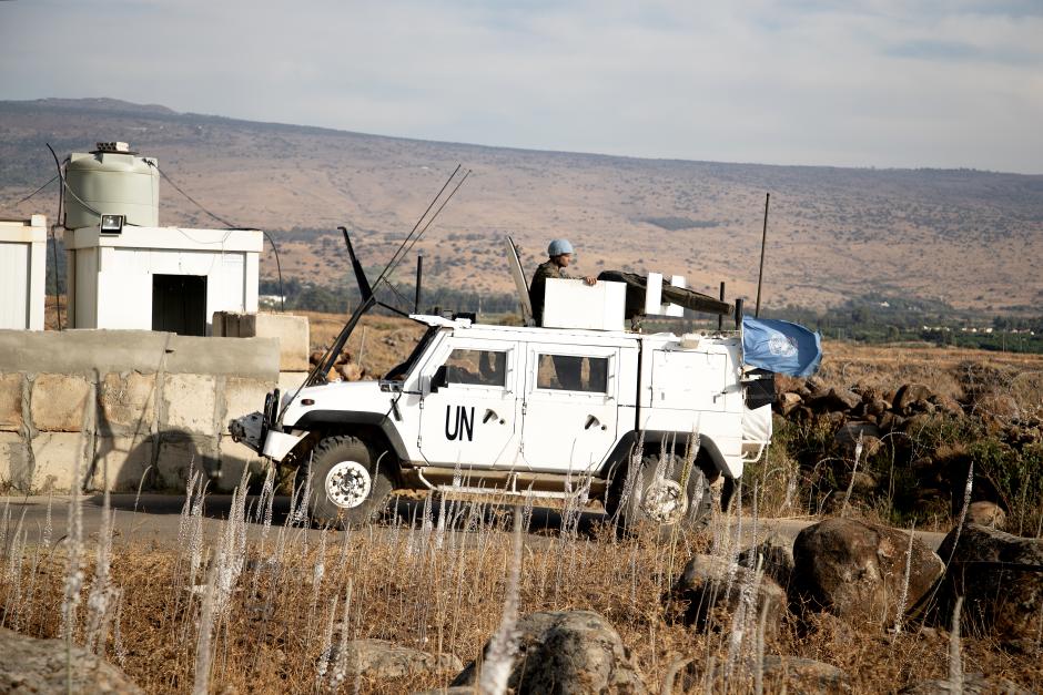 Un vehículo LMV Lince de UNIFIL con la bandera de la ONU patrulla la Blue Line en el sur del Líbano