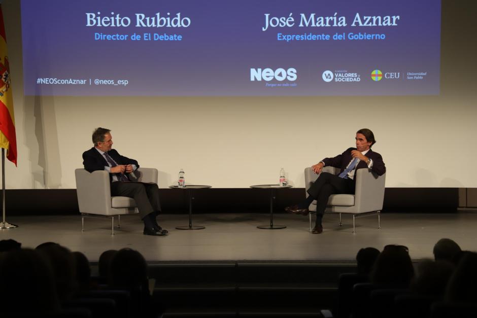 José María Aznar conversa con Bieito Rubido