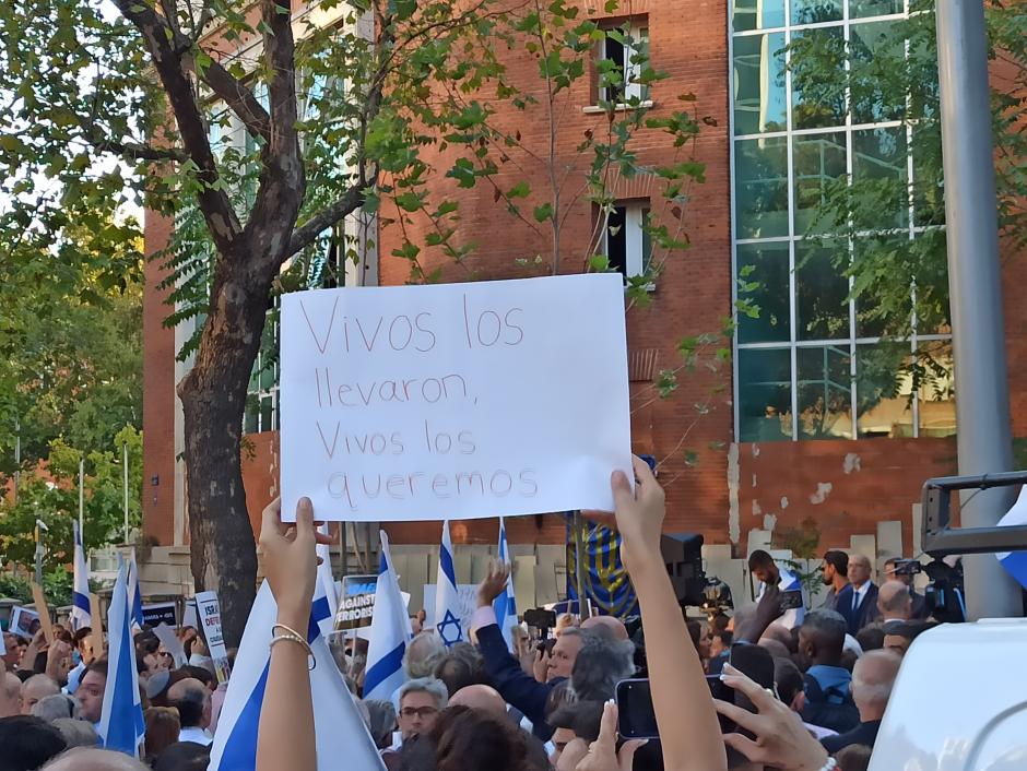 Pancarta pidiendo la liberación de los secuestrados