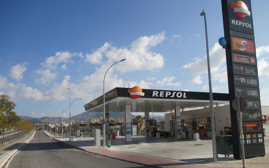 Si puedes ver el poste es buena señal, la gasolinera no puede estar muy lejos