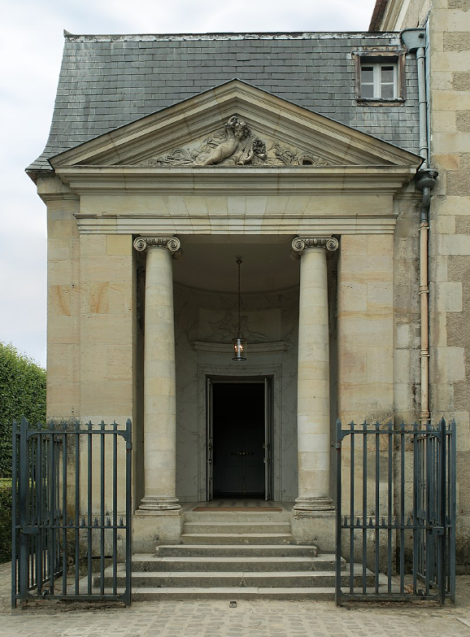 Entrada del teatro de la reina en Versalles