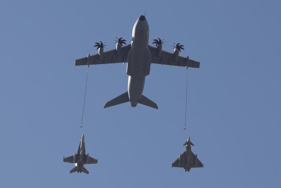 El vuelo del TK-23 cisterna acompañado por un Eurofighter y un F-18