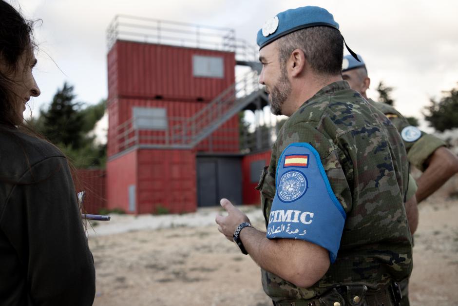 El capitán Héctor Pastor, jefe de la Unidad CIMIC, explica el proyecto 'Galatea' que realizan en colaboración con la UME formación para bomberos libaneses