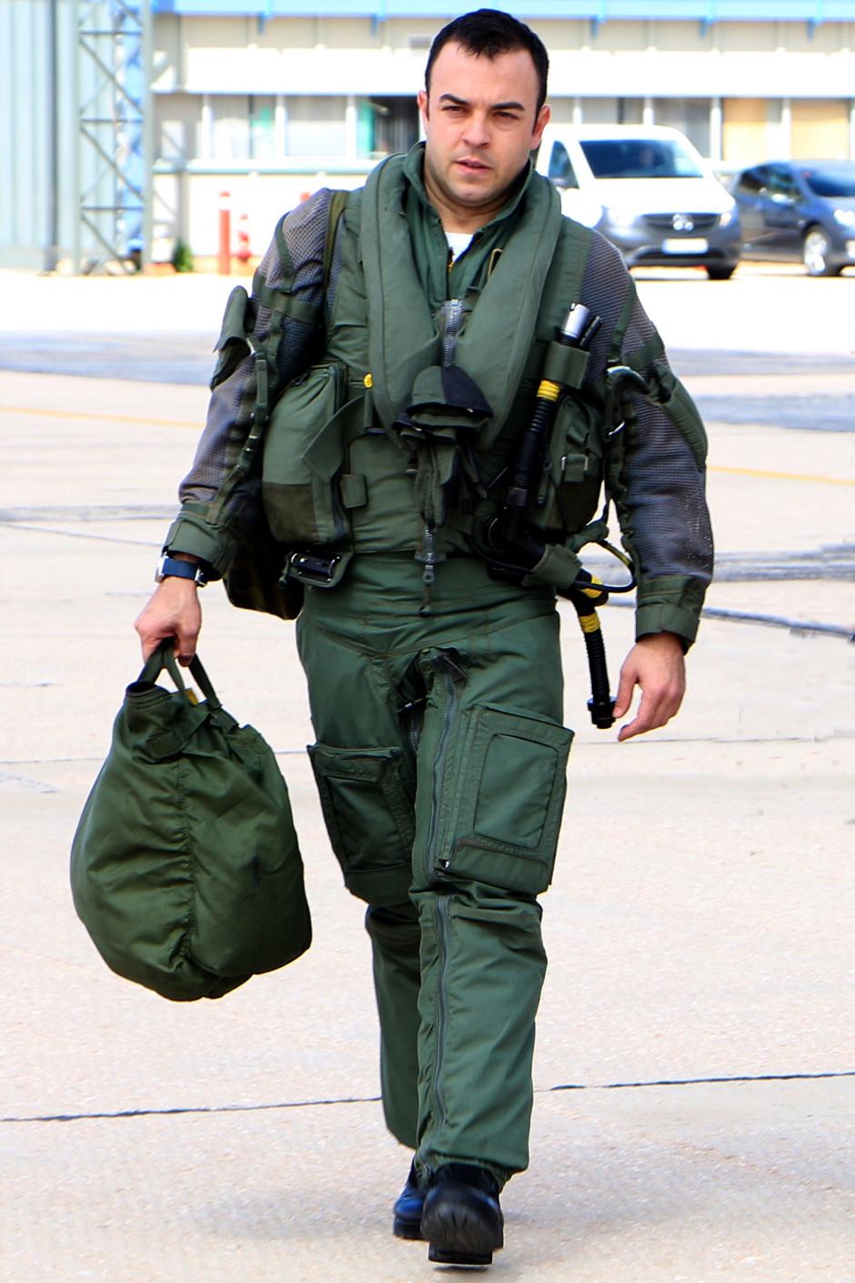 El comandante Caballero, camino de subirse al avión Eurofighter