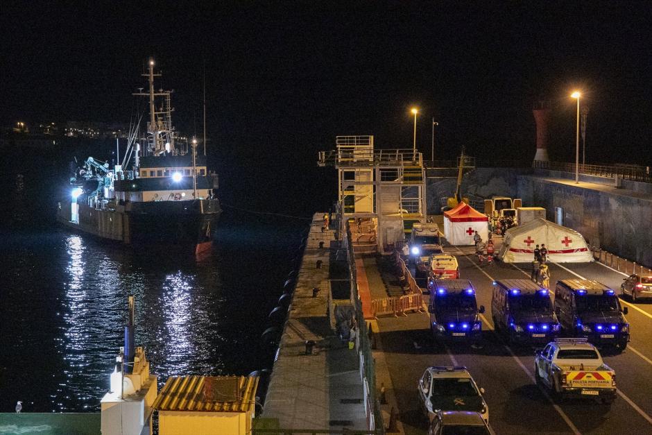 La patrullera de la Guardia Civil Río Tajo a su llegada al Muelle los cristianos, a 11 de octubre de 2023, en Tenerife, Islas Canarias (España). La patrullera de la Guardia Civil Río Tajo ha encontrado dos cayucos a unos 25 kilómetros de la isla y ha navegado junto con sus 193 ocupantes hacia Los Cristianos (Tenerife), donde han llegado esta noche. Unos 371 inmigrantes iban a bordo de cuatro pateras a diferentes puntos de Canarias entre la noche de ayer, 10 de octubre, y la madrugada de hoy, según han indicado a Europa Press fuentes de Salvamento Marítimo.
11 OCTUBRE 2023;PATERA;MIGRANTES;REFUGIADOS;MAR;BARCO;SALVAMENTO;RESCATE;
Europa Press / Europa Press
11/10/2023