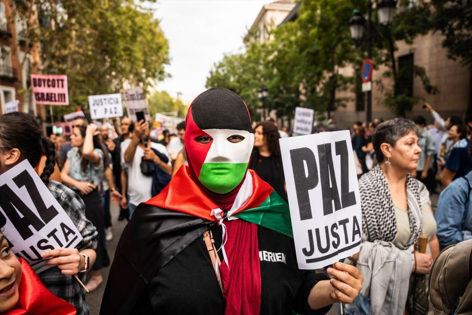 Un hombre con los colores de la bandera de Palestina durante una manifestación en apoyo al pueblo palestino, a 15 de octubre de 2023, en Madrid (España). La manifestación ha sido convocada en solidaridad con el pueblo palestino ante la respuesta de Israel al ataque del movimiento islamista Hamás el pasado 7 de octubre. El ministerio de Salud de Gaza ha actualizado la cifra de víctimas causadas por los ataques de Israel contra la Franja, situándola en 2.450 muertos y 9.200 heridos.
15 OCTUBRE 2023;PALESTINA;ISRAEL;HAMAS
Matias Chiofalo / Europa Press
15/10/2023