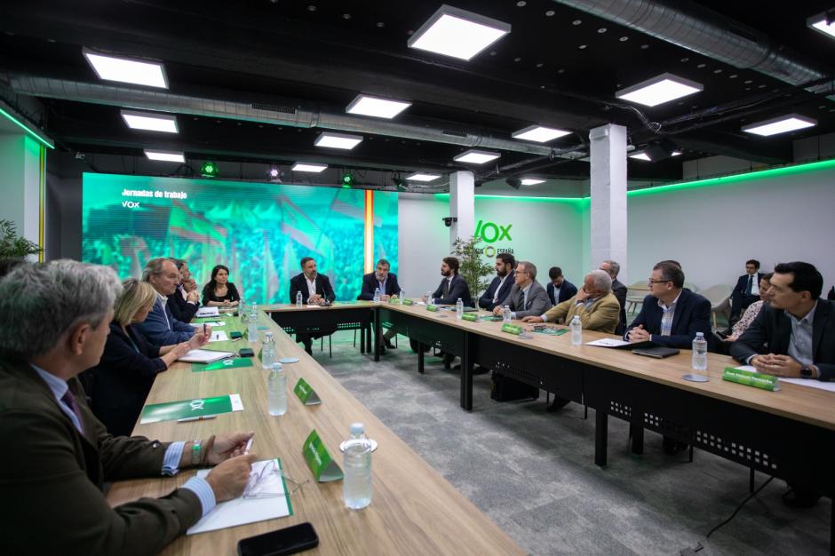 Reunión de Santiago Abascal con los dirigentes autonómicos en la sede nacional de Vox