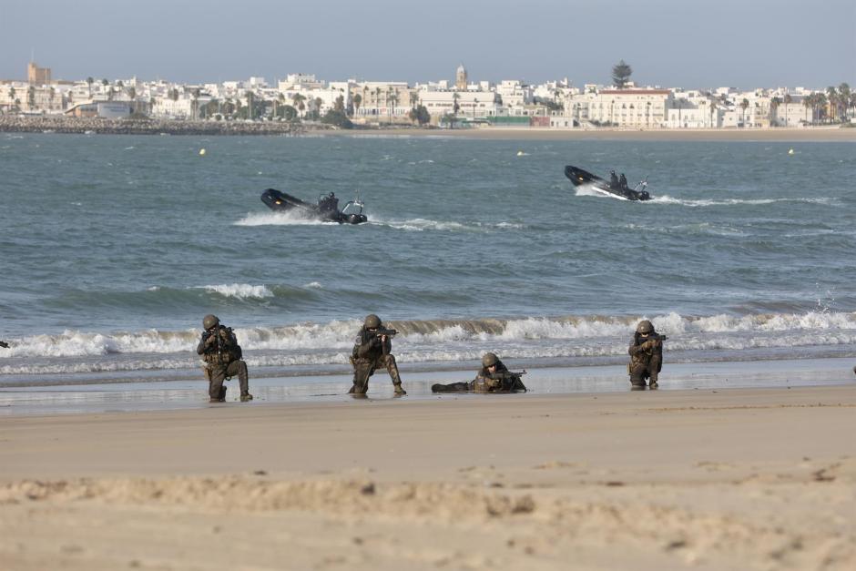 Ejercicio de desembarco en una playa en Rota (Cádiz) dentro del ejercicio Livex de la UE