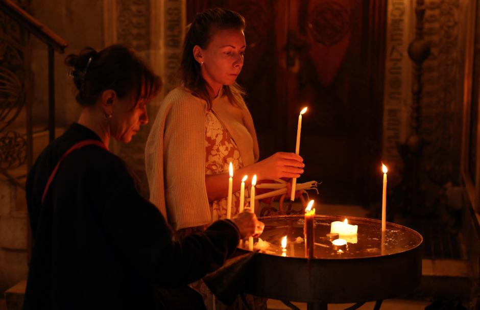 Fieles encienden velas en el Santo Sepulcro