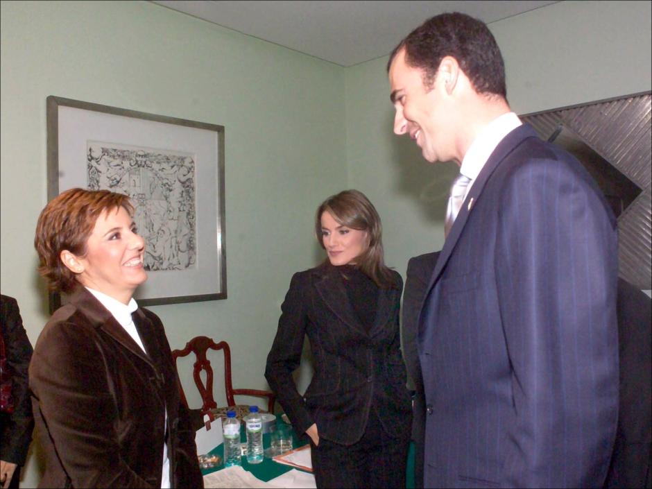 PRIMERA IMAGEN DEL PRINCIPE FELIPE DE BORBON Y SU PROMETIDA LETIZIA ORTIZ DURANTE LOS PREMIOS PRINCIPE DE ASTURIAS 2003 ; JUNTO A LA PERIODISTA MARIA ESCARIO
24/10/2003
OVIEDO