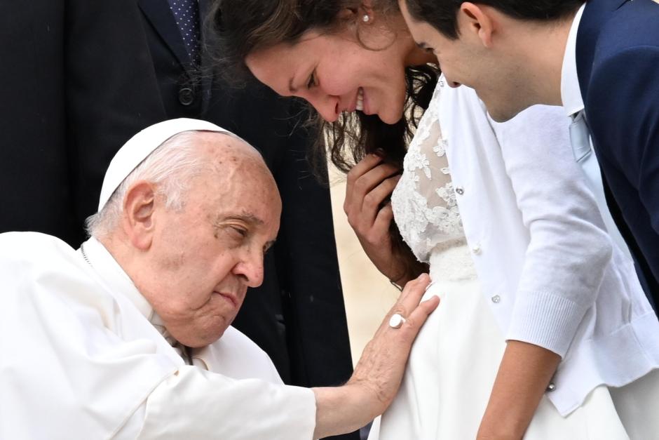 El Papa bendice la barriga de una embarazada al final de la audiencia de este miércoles 18 de octubre